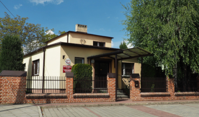 Zdjęcie budynku Wydziału Zamiejscowego w Zduńskiej Woli i logo Cechy